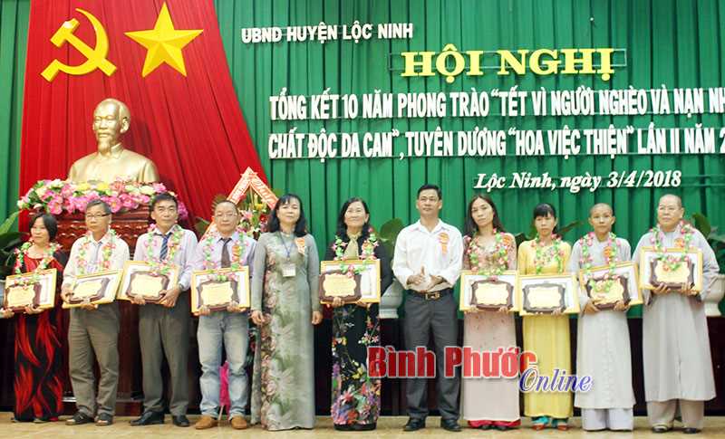 Lộc Ninh tuy&ecirc;n dương 72 &ldquo;Hoa việc thiện&rdquo;