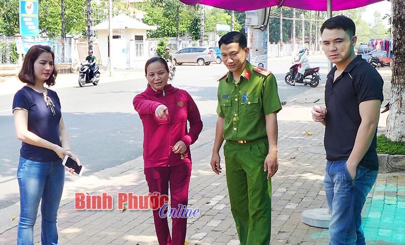 Trả lại 300 triệu đồng cho khách uống cà phê bỏ quên