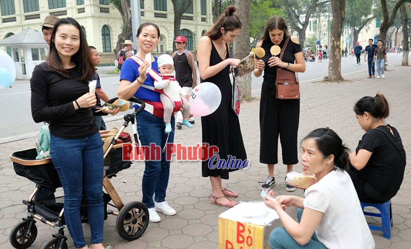 Đến phố đi bộ hồ Gươm để chạm v&agrave;o k&yacute; ức