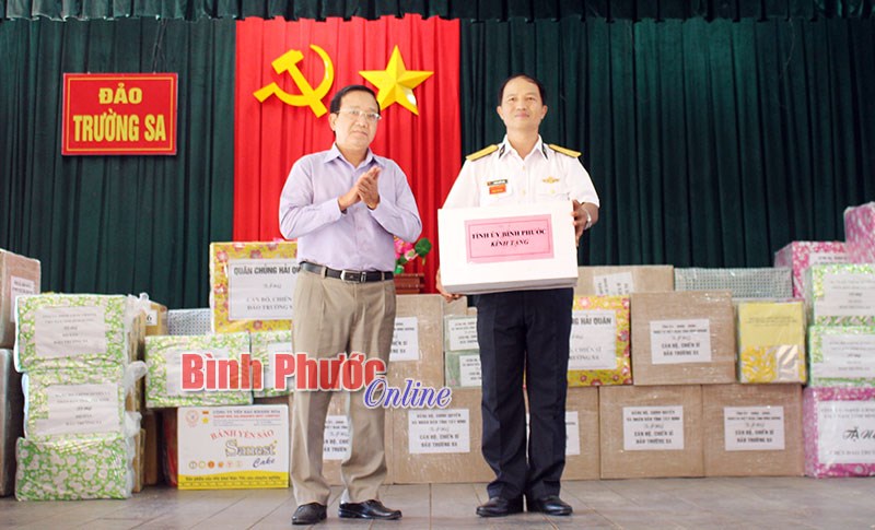 Đo&agrave;n c&aacute;n bộ tỉnh thăm qu&acirc;n, d&acirc;n huyện đảo Trường Sa