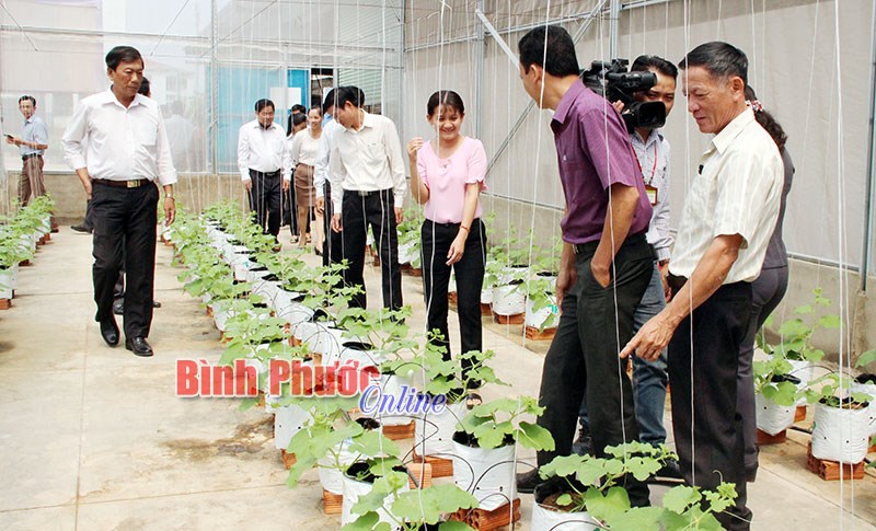 Lắng nghe ý kiến nông dân