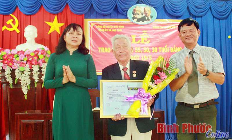 Đảng ủy xã Lộc Thái trao huy hiệu 55, 50, 30 năm tuổi đảng