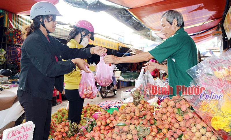 Thị trường tết Đoan Ngọ: Phong phú mặt hàng, giá cả và sức mua ổn định