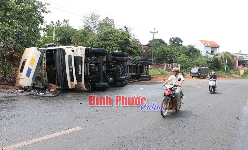 Container gặp nạn, hàng trăm lít dầu điều tràn ra đường
