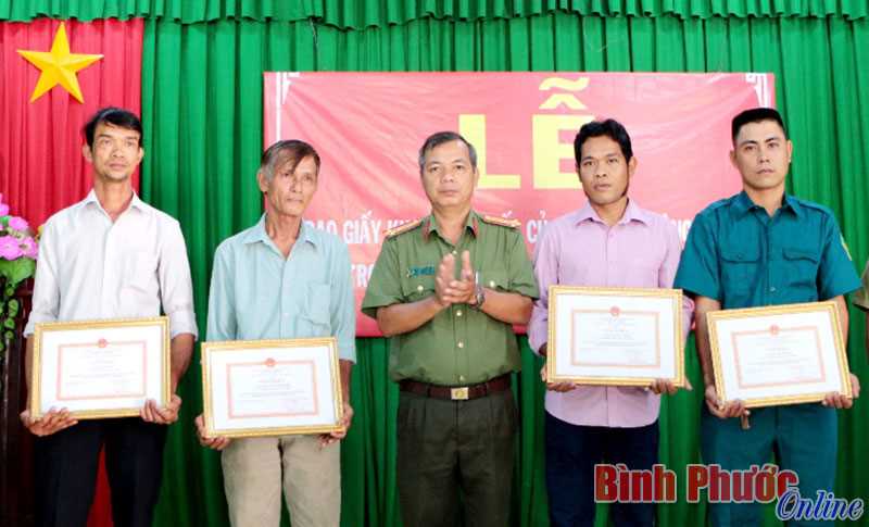 Khen thưởng đột xuất 4 quần ch&uacute;ng dũng cảm bắt tội phạm
