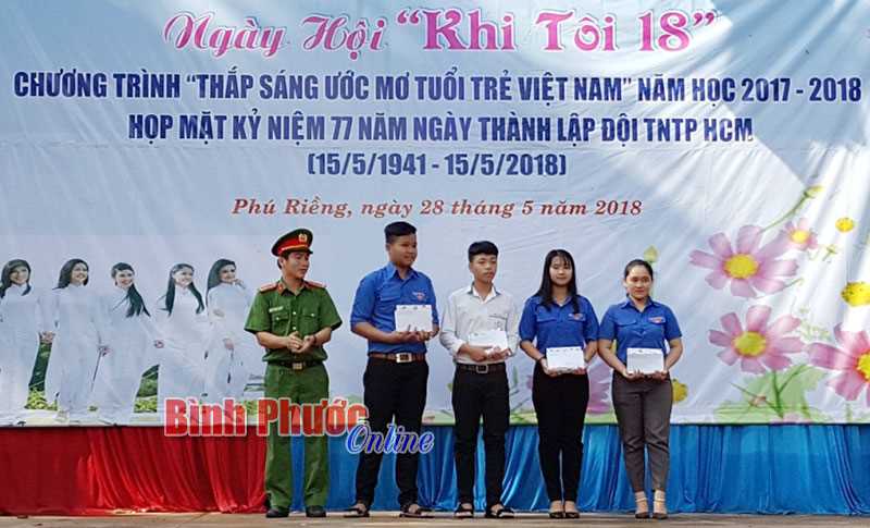 Phú Riềng tổ chức ngày hội “Khi tôi 18”