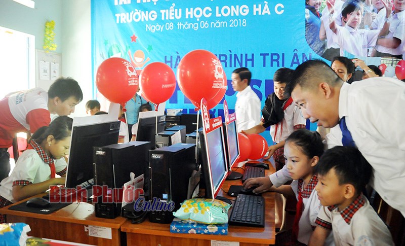 Nguyễn Kim tặng thư viện điện tử cho Trường tiểu học Long Hà C