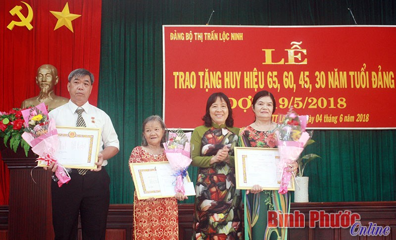 Lộc Ninh: Trao Huy hiệu 30, 45, 60, 65 năm tuổi Đảng