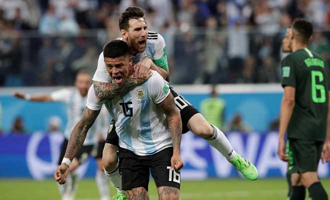 Tuyển Argentina lách khe cửa hẹp giành vé vào vòng knock-out