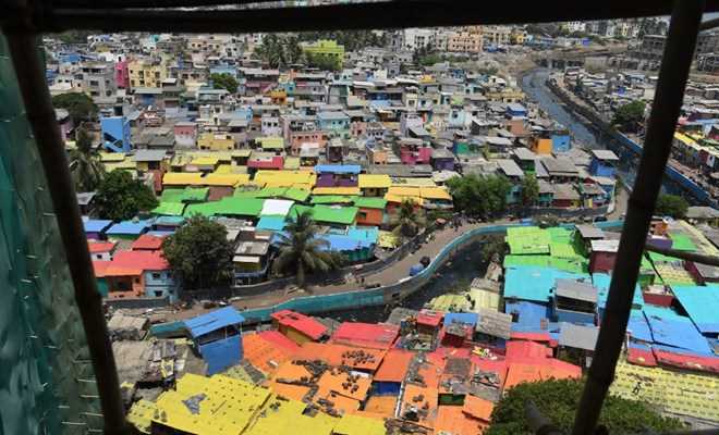 Ấn Độ "mặc" những chiếc áo rực rỡ sắc màu cho các khu ổ chuột