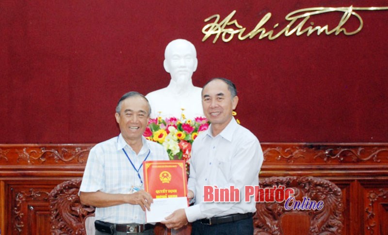 Trao quyết định nghỉ hưu cho Phó trưởng ban Dân tộc