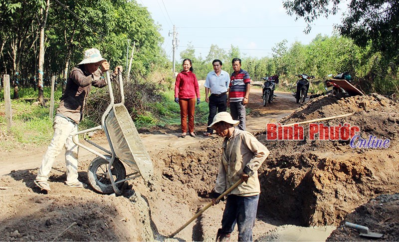 Người dân Tân Đông noi gương ông Kính hiến đất làm đường