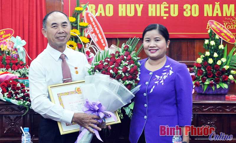 Đồng chí Nguyễn Tiến Dũng nhận Huy hiệu 30 năm tuổi Đảng