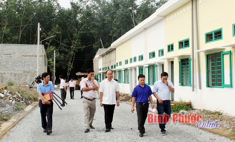 L&atilde;nh đạo tỉnh kiểm tra chương tr&igrave;nh nh&agrave; ở x&atilde; hội tại Đồng Xo&agrave;i