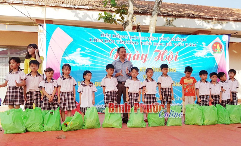 Những c&aacute;ch l&agrave;m hay ở Li&ecirc;n đội Trường tiểu học L&ecirc; Văn T&aacute;m