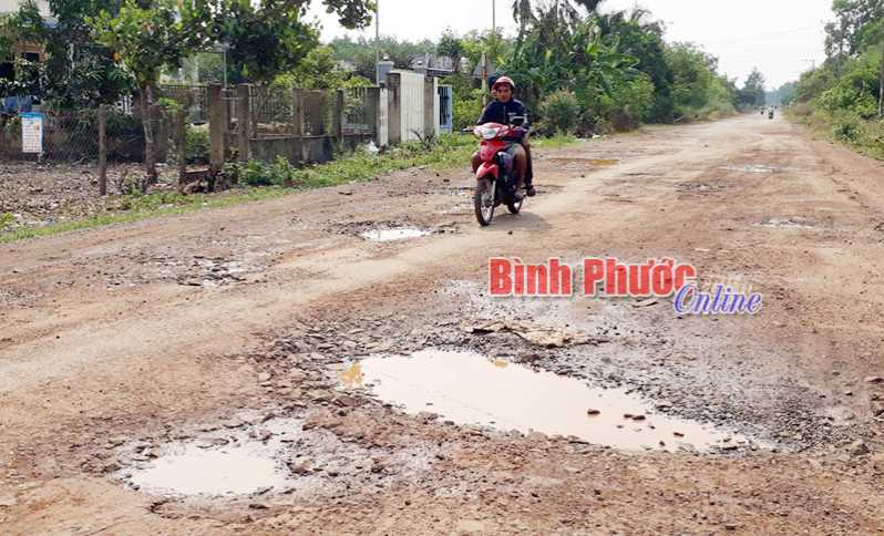 Đường Tân Khai - Minh Lập xuống cấp nặng