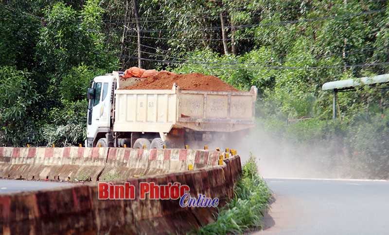 Xe ben chở đất gây ô nhiễm