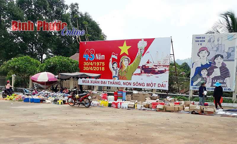 Họp “chợ” trước nghĩa trang