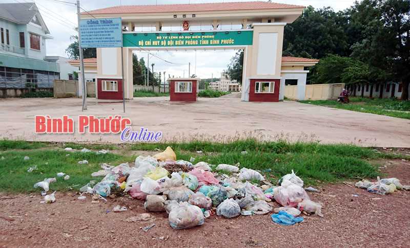 Rác trước công sở