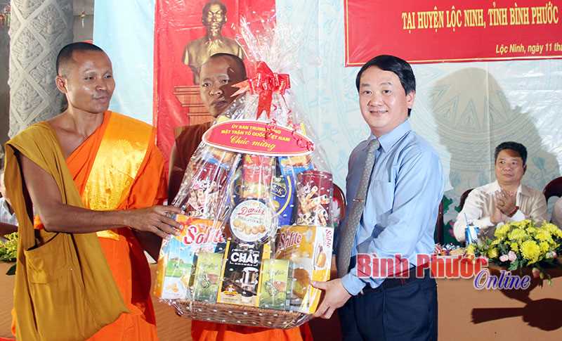 Ph&oacute; chủ tịch Ủy ban Trung ương MTTQVN ch&uacute;c tết Ch&ocirc;l Chnăm Thm&acirc;y tại B&igrave;nh Phước