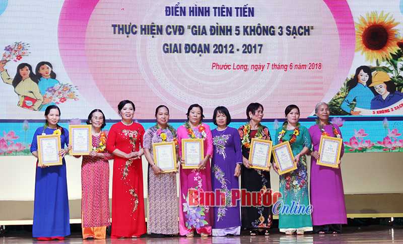 Phước Long: Tuyên dương 30 tập thể và gia đình tiêu biểu “5 không, 3 sạch”