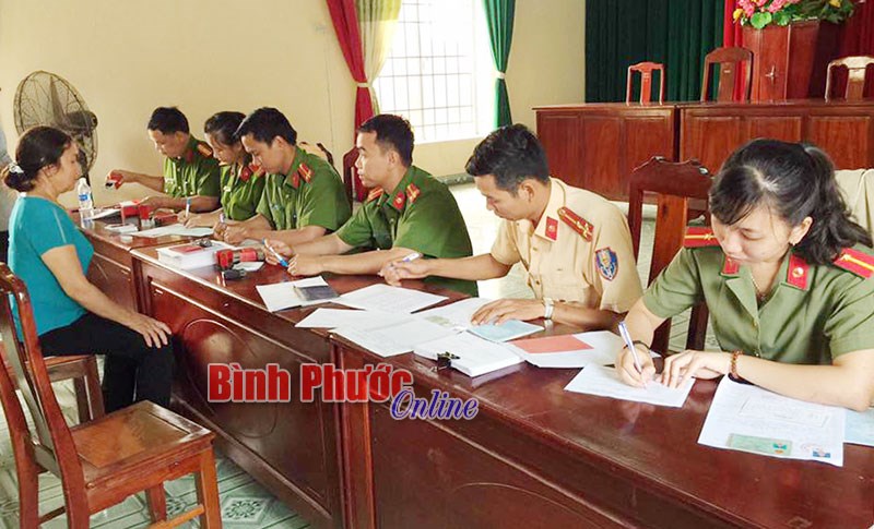 Ph&uacute; Riềng: Qu&yacute; 1 cấp 937 lượt giấy chứng minh nh&acirc;n d&acirc;n lưu động