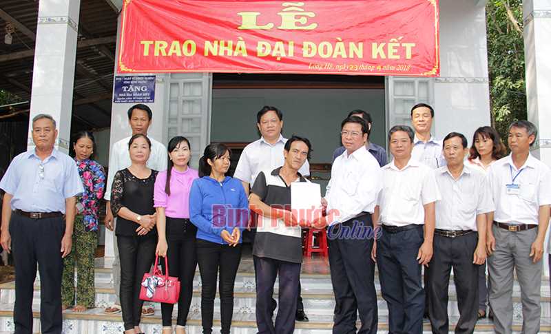 Phú Riềng bàn giao 4 căn nhà đại đoàn kết