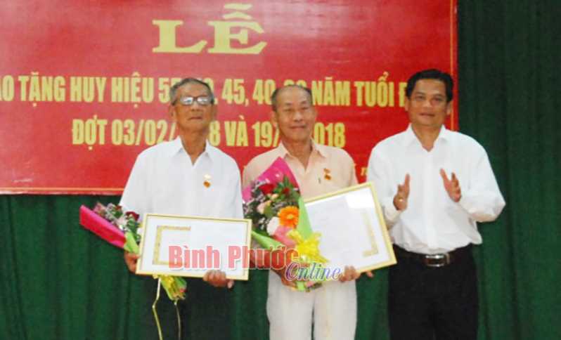 Phú Riềng: Trao Huy hiệu Ðảng cho 16 đảng viên