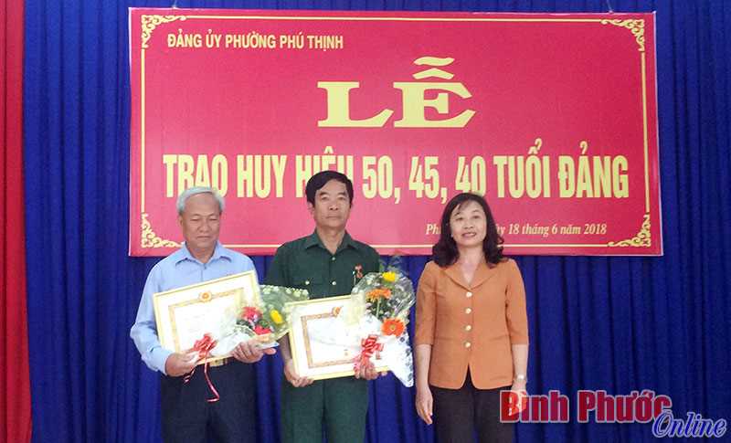 Phú Thịnh trao Huy hiệu 40, 45, 50 năm tuổi Đảng cho 4 đảng viên