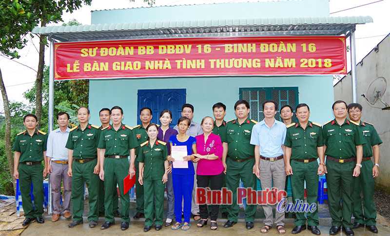 Sư đoàn Dự bị động viên 16 trao nhà tình thương cho người neo đơn