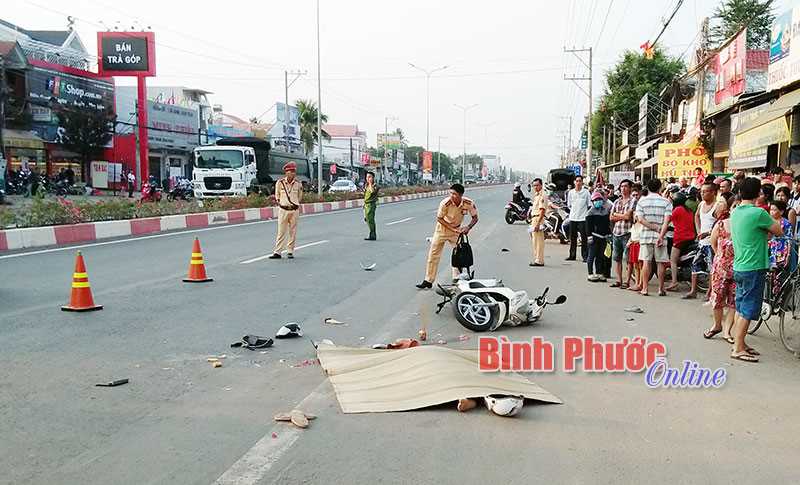 Vợ chồng thương vong do va chạm xe đầu kéo