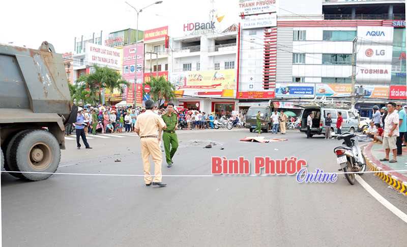 Xe máy bị xe ben cuốn vào gầm, 1 phụ nữ tử vong