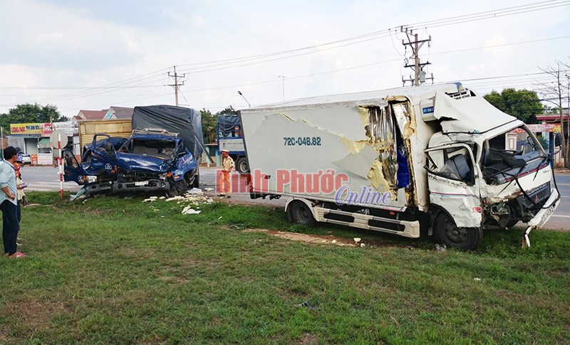 3 xe tải tông nhau liên hoàn