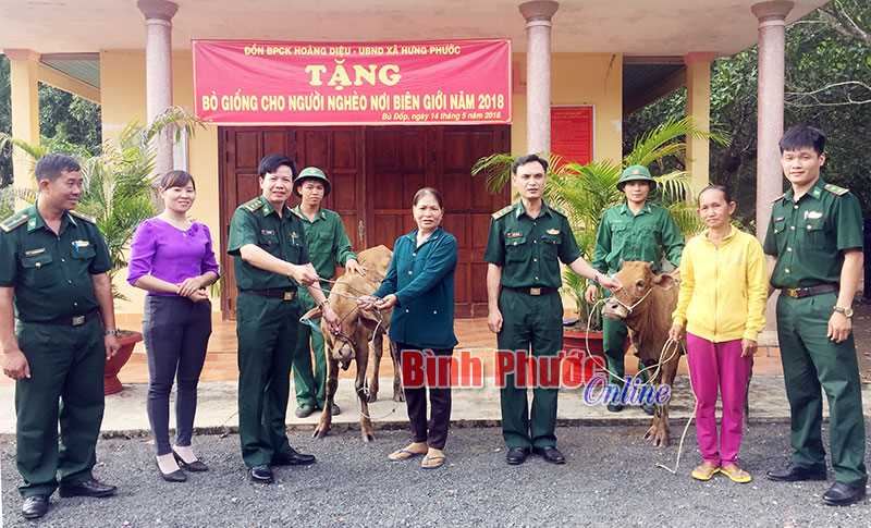 Đồn biên phòng cửa khẩu Hoàng Diệu: Tặng bò giống cho người nghèo