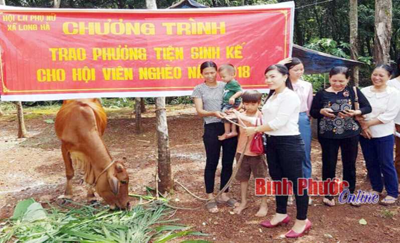 Trao sinh kế giúp hội viên phụ nữ vượt khó