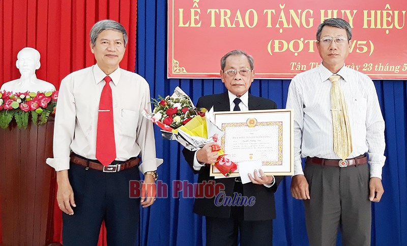 Trao Huy hiệu 70 năm tuổi Đảng cho đồng chí Nguyễn Phương Nam