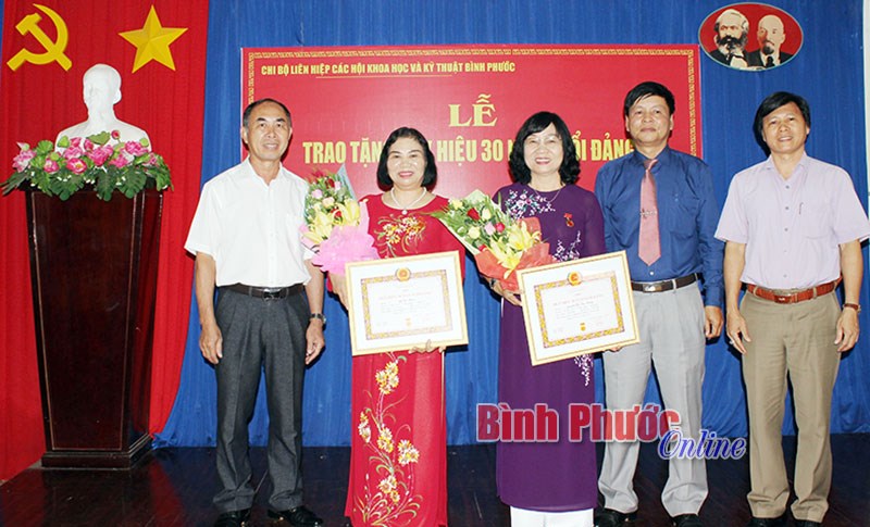 Hai đồng chí Nguyễn Thị Lan Hương và Ngô Thị Thịnh được trao huy hiệu Đảng