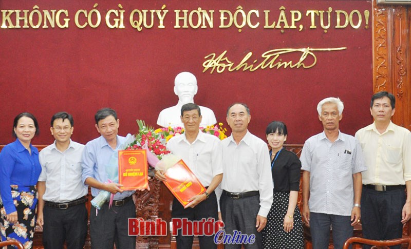 Trao quyết định nghỉ hưu và bổ nhiệm lại cán bộ do Ban Thường vụ Tỉnh ủy quản lý