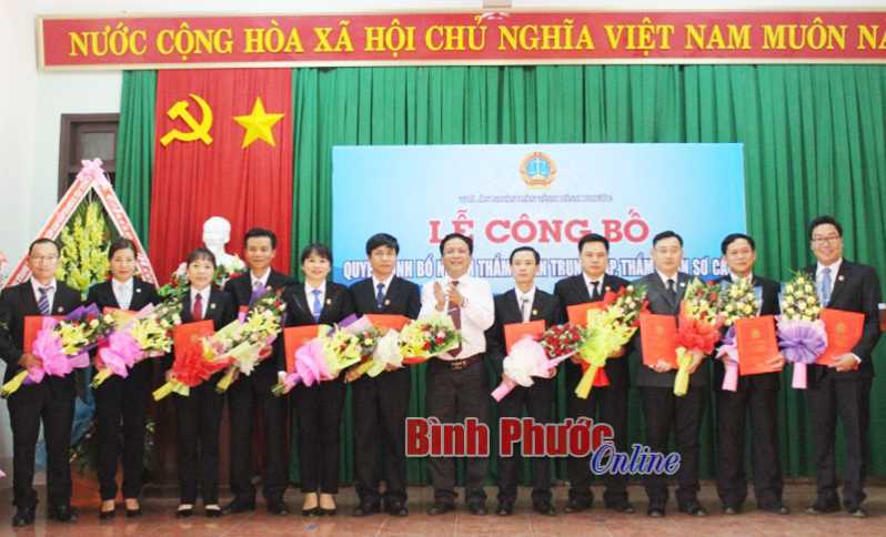 Trao quyết định bổ nhiệm trung cấp, sơ cấp thẩm ph&aacute;n