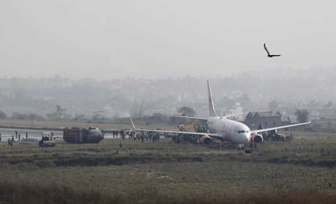 Máy báy chở 139 người gặp sự cố và trượt khỏi đường băng