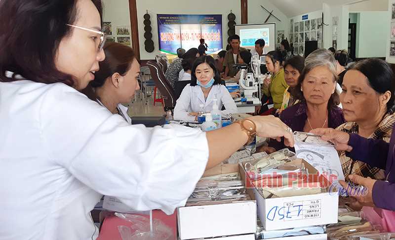 Khám mắt, cấp thuốc miễn phí cho nhân dân xã Bình Minh
