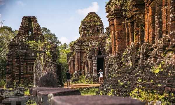 Dịch văn bia tại Di sản Văn h&oacute;a thế giới Mỹ Sơn sang tiếng Việt v&agrave; Anh