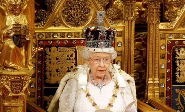 Đại sứ Việt Nam tại Anh tr&igrave;nh Quốc thư l&ecirc;n Nữ ho&agrave;ng Elizabeth II