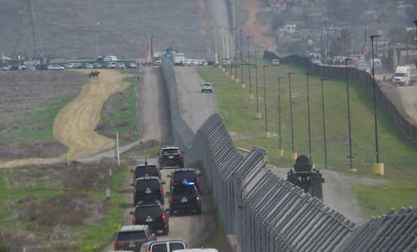 Mỹ: Bang Texas tăng cường 1.000 binh sỹ tới khu vực giáp giới Mexico