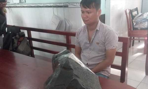 Khởi tố kẻ cầm tảng đá lớn ném cảnh sát cơ động ở Bình Tân