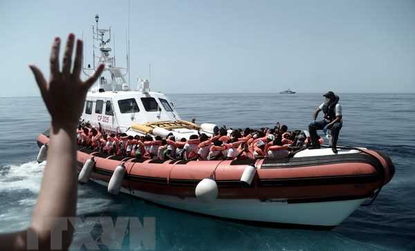 Italy kiên quyết không tiếp nhận tàu cứu hộ chở người di cư gặp nạn