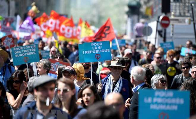 Hàng nghìn người tuần hành phản đối Tổng thống Pháp tại thủ đô Paris