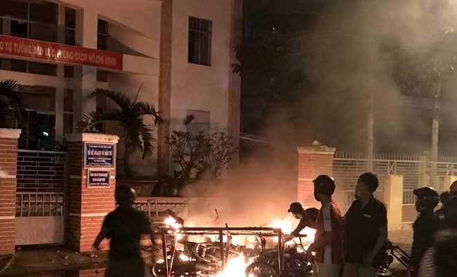 Giải tán các đối tượng quá khích tụ tập gây rối tại Bình Thuận