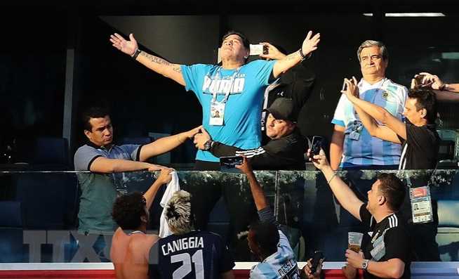 Huyền thoại Maradona được trả 10.000 bảng/trận để dự khán World Cup