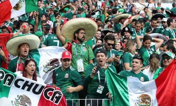 Liên đoàn bóng đá Mexico bị phạt vì cổ động viên kỳ thị giới tính